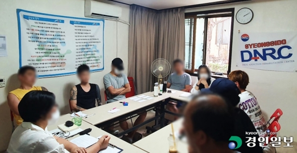 남양주시에 위치한 경기도 다르크에서는 매일 오전 10시 '다르크 미팅'이 열린다. 다르크 미팅은 입소자들이 단약에 대한 의지를 다지며 서로 격려하는 시간이다. 2022.6.23 /이자현기자
