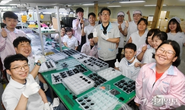 장애인과 비장애인이 함께 어우러져 보람찬 직장을 만들어가고 있는 안산시 시화반월산업단지내 (주)디와이테크에서 양천후 대표와 직원들이 밝은 표정으로 엄지척을 하고 있다. 김시범기자