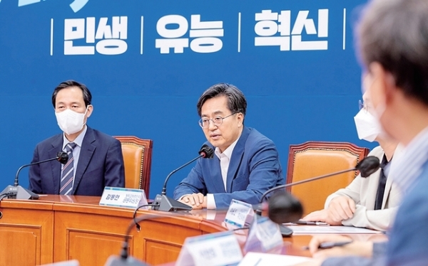 민주당 정치교체추진위 회의서 발언하는 김 당선인. 김동연 경기도지사 당선인이 28일 오후 국회에서 열린 더불어민주당 정치교체추진위원회 회의에서 발언하고 있다. 김동연 캠프 제공
