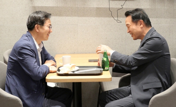 ▲ 김동연(왼쪽) 경기도지사 당선인과 임태희 경기도교육감 당선인이 29일 오전 수원시 한 커피점에서 경기도의 교육 현안 해결을 위한 회동을 갖고 있다. /사진제공=경기도지사직인수위원회