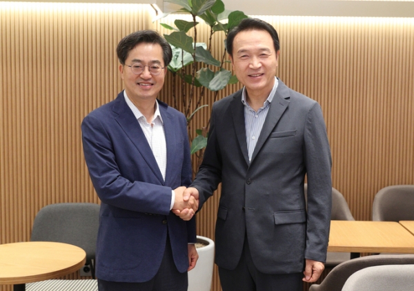 ▲ 민주당 소속의 김동연 경기도지사 당선인과 보수 진영의 임태희 경기도교육감 당선인이 경기도 ‘교육 협치’를 위해 손을 맞잡기로 했다. (사진=경기도지사직·경기도교육감직 인수위원회 제공)