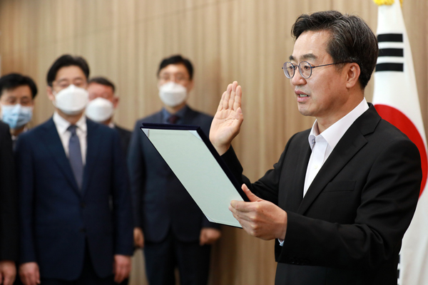 김동연 경기도지사가 1일 오전 경기도 수원시 경기도청 집무실에서 취임 선서를 하고 있다. /사진 = 경기도 제공
