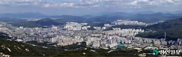 경기북부 발전을 가로막는 중첩 규제는 대표적으로 5가지가 있다. 수도권정비계획법에 따른 수도권정비권역, 군사기지 및 군사시설보호법에 따른 군사시설보호구역과 미군 공여구역, 환경정책기본법에 따른 팔당특별대책지역 그리고 수도법에 따른 상수원보호구역 등이다. 사진은 경기도청 북부청사가 있는 의정부시의 전경. /경인일보DB