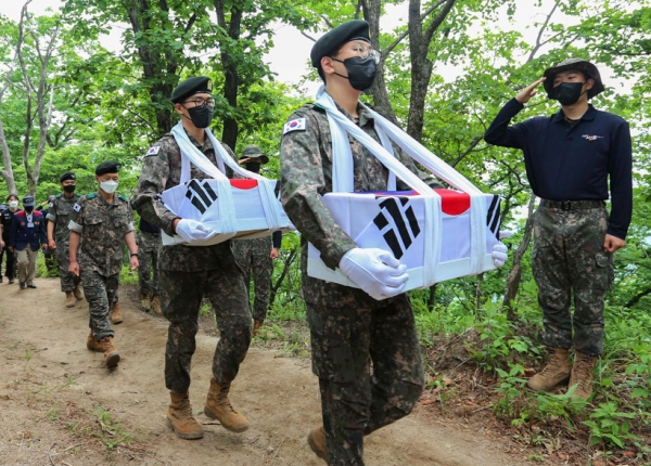 사진은 강원 화천군 광덕산 6·25 전사자 유해 발굴 현장에서 육군 3사단 불사조대대 장병들이 수습 유해를 운구하고 있는 모습. 기사와 관련없음. 2022.6.23 /육군 3사단 제공