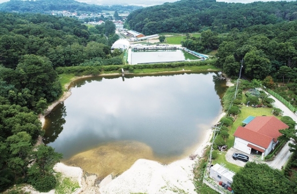 도내 저수지 중 조성한지 50년 이상의 노후화 저수지가 257곳에 달하는 가운데 관할 지자체의 유지관리 예산 편성이 제대로 되지 않은 것으로 밝혀졌다. 사진은 올해 재해위험저수지로 지정된 용인특례시 백암면 아곡저수지. 김시범기자
