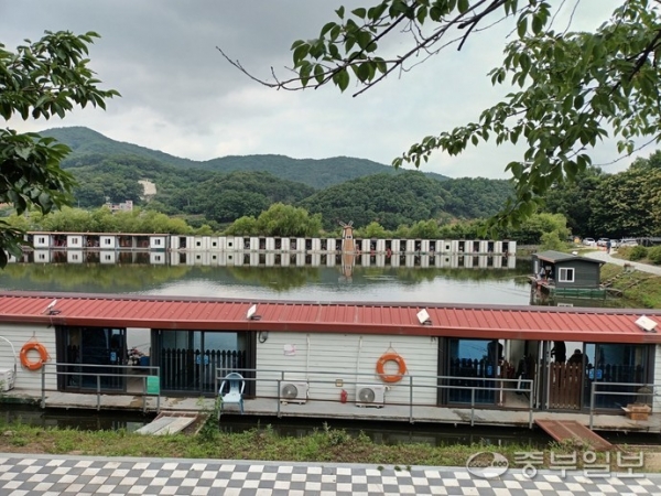 안성시 죽산면 소재 52만8천여㎡ 규모 용설호 저수지에 자리잡은 불법 낚시체험장. 현재 이곳엔 20여 개의 불법 방갈로가 설치돼 있다. /김도균 기자