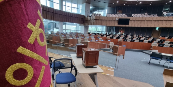 ▲ 12일 11대 경기도의회 첫 임시회 본회의가 정회된 이후 비어있는 본회의장. (사진=허수빈 기자)