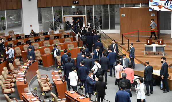 12일 경기도의회 첫 회기인 제361회 임시회 제1차 본회의에서 정회를 선포한 후 의원들이 회의장을 빠져 나가고 있다. 홍승남 기자