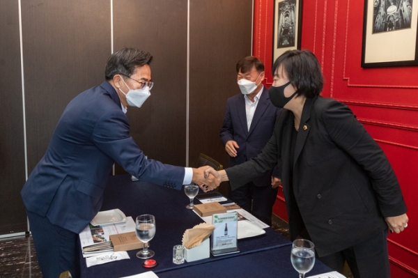 ▲  13일 수원시 팔달구 한 음식점에서 김동연 경기도지사(왼쪽)가 곽미숙 국민의힘 대표의원(오른쪽), 남종섭 더불어민주당 대표의원(가운데)을 만나 오찬 간담회를 하기에 앞서 악수를 하고 있다.  (사진=연합뉴스 제공)