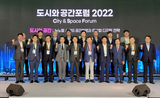 사진 오른쪽 네 번째부터 신항철 경기일보 대표이사 회장, 이철규 국민의힘 국회의원, 김형철 e대한경제 대표, 박성준 더불어민주당 국회의원. 민현배기자