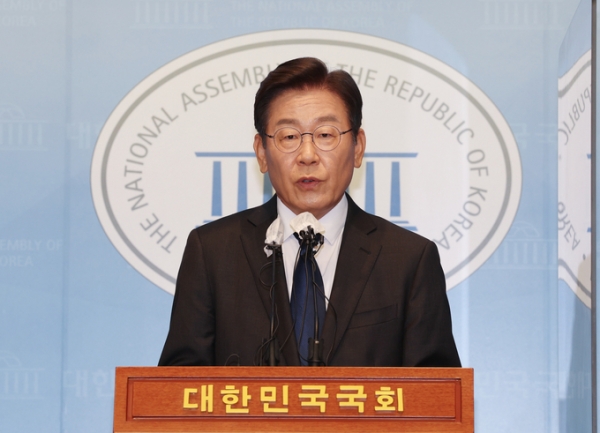 ▲ 이재명 더불어민주당 상임고문이 17일 국회에서 기자회견을 열고 당 대표 출마 선언을 공식화했다. (사진=연합뉴스 제공)