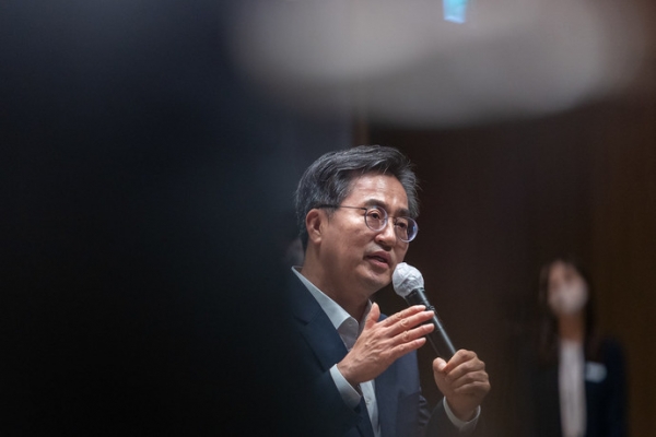 김동연 경기도지사가 지난 15일 오전 경기도 수원시 영통구 경기도청 대강당에서 현장에서 만났던 다양한 지역민, 우수 정책제안자, 31개 시군 대표와 일반 도민 등과 함께 ‘기회수도 경기’를 주제로 맞손토크를 하고 있다. 사진=경기도