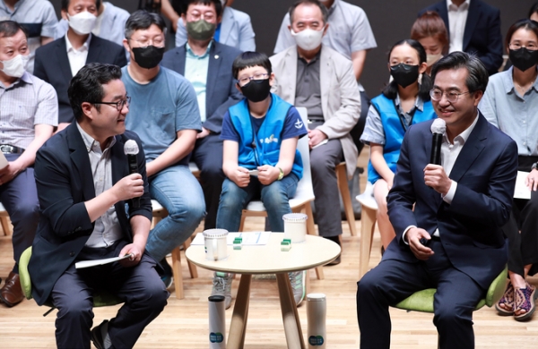▲ 김동연 경기도지사는 지난 15일 경기도청 대강당에서 열린 도민 초청 대담회 ‘맞손 토크’ 행사에서 국민의힘 측과 협치가 난항을 겪는 데 대해 “지금 단계에서 제가 생각하는 협치는 아주 낮은 단계의 협치”라며 단계별 협치 구상에 대한 의견을 밝혔다. (사진=경기도 제공)