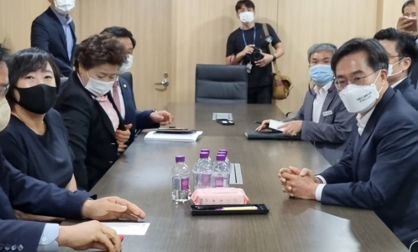 김동연 경기도지사가 지난 5일 도의회 국민의힘 대표의원실을 찾아 곽미숙 대표의원과 회동을 가졌다. /사진=허수빈 기자