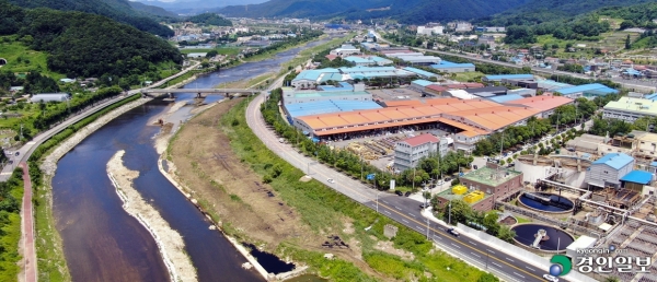 동두천일반산업단지에서 나오는 염색폐수가 세계문화유산 한탄강 지류인 신천으로 흘러들어 가고 있는 모습. /김도우 기자