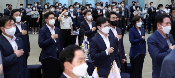 26일 오전 경기도경제과학진흥원 1층 광교홀에서 열린 민선8기 도지사-시장·군수 간담회에서 김동연 경기도지사와 경기도 내 시장·군수 및 부시장·부군수 등 참석자들이 국기에 대한 경례를 하고 있다. 사진=경기도청