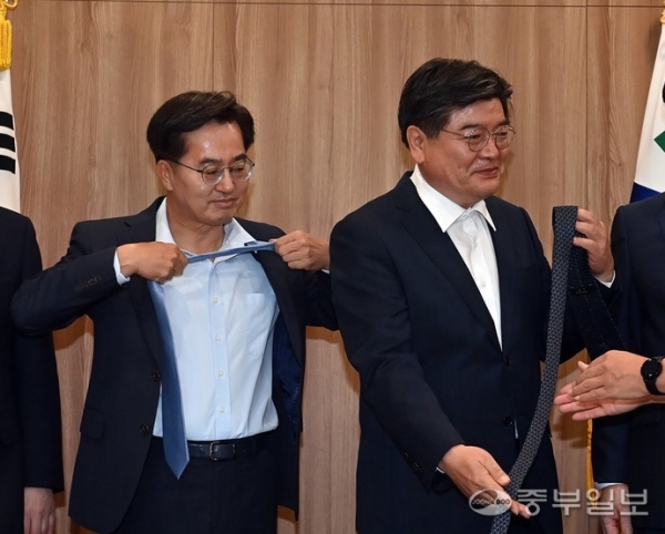 김동연 경기도지사와 김용진 경기도경제부지사가 28일 오전 경기도지사 집무실에서 열린 경제부지사 임용식에서 기념촬영 전 넥타이를 풀고 있다. 노민규기자