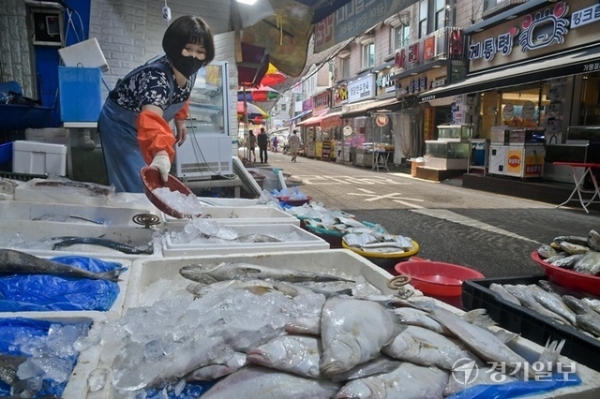 가파른 물가상승에 폭염까지 기승을 부리면서 도내 재래시장마다 손님이 줄어 상인들이 울상을 짓고 있다. 28일 오후 수원특례시 북수원시장내 생선가게에서 상인이 손님을 기다리고 있다. 상인은 “요즘 생선 팔아서 버는 돈보다 얼음값이 더 든다”고 하소연 했다. 조주현기자