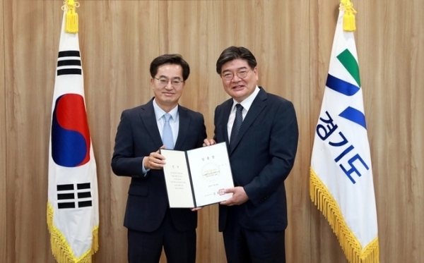 ▲ 지난 28일 김동연 경기도지사가 김용진 경제부지사에게 임용장 수여 후 기념촬영을 진행했다. (사진=경기도 제공)
