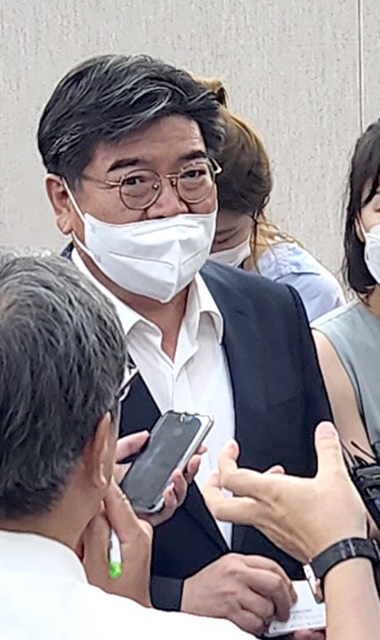 ▲ 김용진 경기도 경제부지사가 도의회 국민의힘 곽미숙 대표의원과 저녁 자리에서 '술잔 폭행'이 파문이 일고 있는 가운데 지난 28일 오후 김 부지사가 도청 기자실을 찾아 취재진과 대화를 나누고 있다. /최남춘 기자
