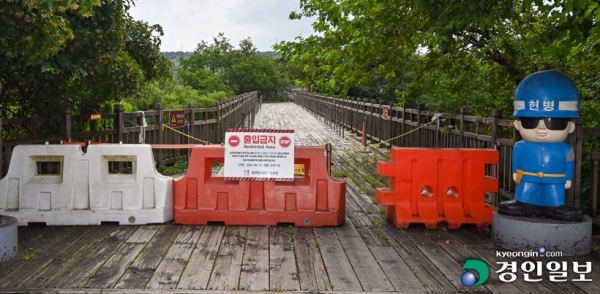 경기도내 비무장지대(DMZ)를 활용한 안보·평화관광 활성화를 위해서는 숙박시설, 관광 콘텐츠 개발 등 당면과제를 경기도 차원에서 해결해야 한다는 지적이다. 1일 오후 파주시 임진각 평화공원 내 자유의 다리가 시설 노후화에 따른 보수공사로 1년 넘게 관광객 출입이 통제되고 있다. 2022.8.1 /김도우기자
