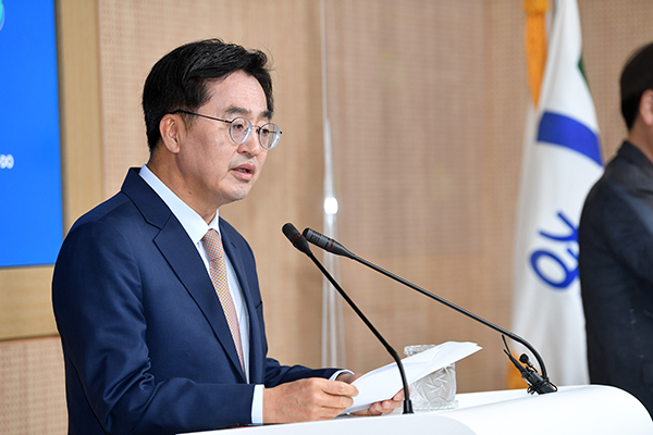 김동연 경기도지사가 2일 수원특례시 영통구 경기도청 브리핑룸에서 열린 경기도지사 긴급 기자회견에서 염태영 경제부지사 내정자를 발표하고 있다. 홍승남 기자