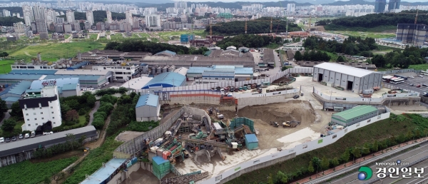 폐기물처리시설 등에 대해 향후 조성될 공동주택단지로 인해 집단 민원이 예상되지만 새로운 부지로 자리를 옮기기도 어렵다. 땅값도 문제지만 경기도 내 지자체들이 주민 기피시설로 꼽히는 폐기물처리시설의 신규 허가를 꺼리고 있기 때문이다. 사진은 개발이 재추진 중인 오산 세교3지구내 민간 폐기물 처리시설. 2022.8.2 /임열수기자