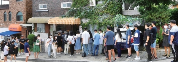 3일 오후 ‘이상한 변호사 우영우’ 드라마 촬영지인 수원특례시 팔달구 행궁동 ‘우영우 김밥’ 음식점 앞이 식사를 하거나 인증샷을 찍으려는 시민들로 붐비고 있다. 김시범기자