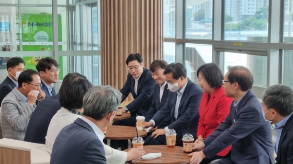 ▲ 김동연 경기도지사와 도의회 양당 대표가 4일 경기도청 카페에서 티타임을 갖고있다. (사진=허수빈 기자)