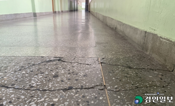 지난 2일 찾은 평택 진위고등학교 건물 바닥 곳곳에는 균열이 있었다. 2022.8.2 /이자현기자
