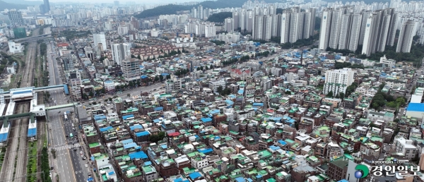 인구 감소 문제에 직면한 수도권 중소 도시들이 재건축과 택지개발, 낙후된 공업지역 개발 등 인구 유입을 위해 고군분투 중이다. 사진은 복합환승센터로 개발하려는 GTX-C 노선이 정차하는 군포 금정역 일대 낙후된 도심. 2022.8.7 /임열수기자