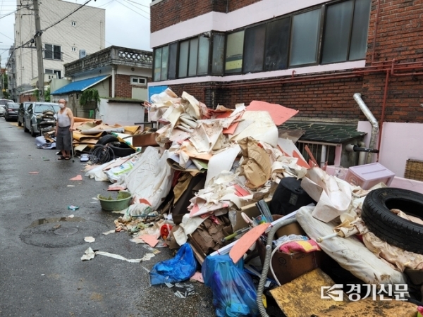 ▲ 수원 권선구 고현로 11번길 좁은 골목에는 토사가 범벅된 집기류들이 가득 쌓여 있다. (사진=임석규 기자)