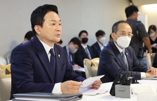 원희룡 국토교통부 장관이 16일 오전 정부서울청사에서 추경호 경제부총리 겸 기재부 장관(오른쪽)이 주재하는 부동산 관계장관회의에 참석해 발언하고 있다. 연합뉴스