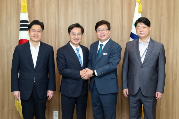 17일 오전 경기도청 도지사 집무실에서 김동연 경기도지사가 염태영 경제부지사에게 임용장을 수여하고 오병권 행정1부지사, 이한규 행정2부지사와 함께 기념촬영을 하고 있다. 사진=경기도청