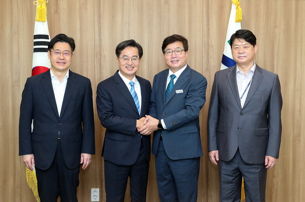 17일 경기도청 도지사 집무실에서 김동연 경기지사가 염태영 경제부지사에게 임용장을 수여하고 오병권 행정1부지사, 이한규 행정2부지사와 함께 기념사진을 찍었다. /경기도 제공