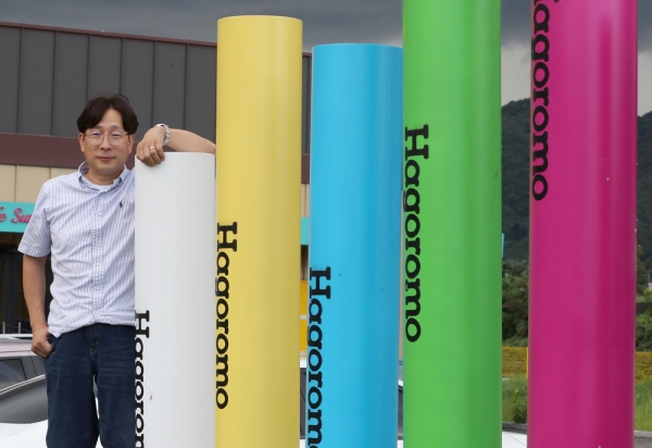 ▲ 신형석 세종몰 대표가 포천시 영북면 회사 입구의 '하고로모 분필' 조형물 앞에서 포즈를 취하고 있다. /김철빈 기자