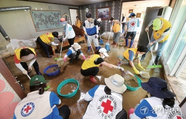 대한적십자사 경기도지사, 광주지역 울타리봉사회·오포봉사회·도척봉사회 등의 봉사원 25명이 18일 광주시 회덕동의 한 침수피해 주택에서 복구작업을 벌이고 있다. 김시범기자