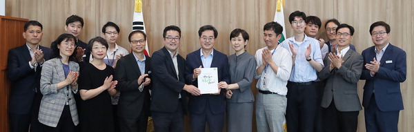 경기도지사직 인수위원회가 22일 지사 집무실에서 김동연 경기지사에게 ‘경기도가 미래입니다’라고 이름 붙인 백서를 전달했다. 백서는 ‘변화를 선택하다’(1부) 등 모두 4부로 구성됐다. /경기도 제공