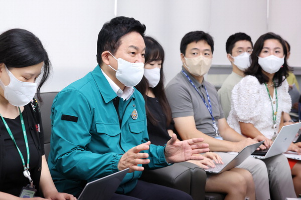 원희룡 국토교통부 장관(왼쪽 두 번째)이 23일 오전 정부세종청사에서 기자간담회를 열어 김동연 경기지사가 ‘1기 신도시 재정비 공약 파기’라고 한 발언을 ‘선동’이라며 공세를 취했다. /연합뉴스