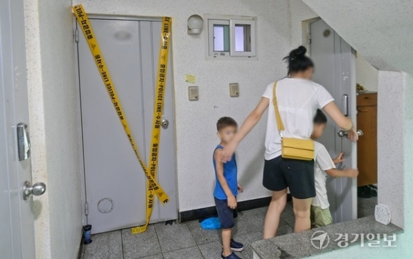 23일 오전 수원 세 모녀가 살던 수원특례시 권선구 한 다세대 주택 현관문에 폴리스라인이 쳐져 있다. 윤원규기자