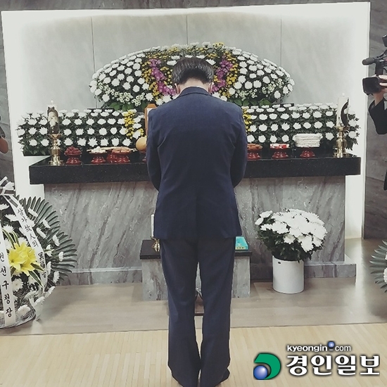 수원시 세 모녀 사건과 같은 비극을 막기 위해 정부와 경기도에서는 다양한 대책을 내놓고 있지만 '신청주의'에 가로막힌 취약가구에 대한 개선에는 여전히 역부족이라는 의견이 나온다. 김동연 경기도지사는 25일 페이스북을 통해 핫라인 번호를 직접 공개했다. 김동연 도지사가 24일 수원중앙병원 장례식장에 마련된 세 모녀의 빈소를 찾아 조문하는 모습. 2022.8.24 /김동연 페이스북 캡처