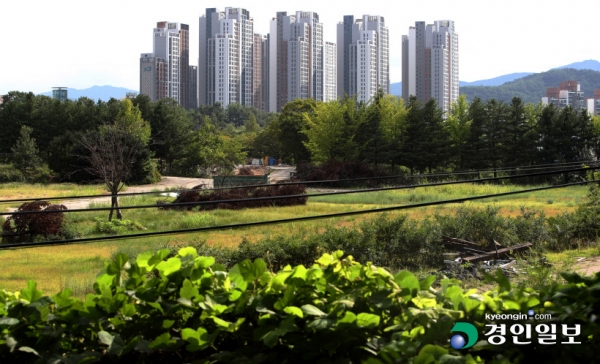용도 폐기된 한 미군부대 부지에서 바라본 주변 주택가. 버려진 부지는 도시미관을 해치는 흉물로 변해가고 있다. 2022.8.31 /최재훈기자