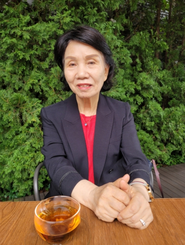 '제12회 이형기 문학상'을 받은 최문자 시인이 지난달 31일 수원시 금곡동 인근 커피숍에서 수상 소감을 말하고 있다. /박혜림 기자