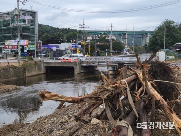 ▲ 4일 오후 방문한 용인 수지구 동천동 고기교 일대는 아직까지 도로 및 하수 정비가 미흡해 여전히 위태로운 모습이었다. (사진=김세영 기자)