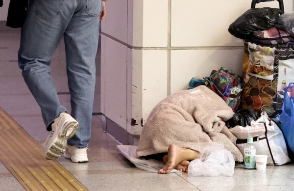 ▲ 쌀쌀한 날씨를 보인 재작년 10월 17일 밤 수원역 지하상가에서 한 여성 노숙인이 구석에 자리를 잡고 잠을 청하고 있다. /김철빈 기자