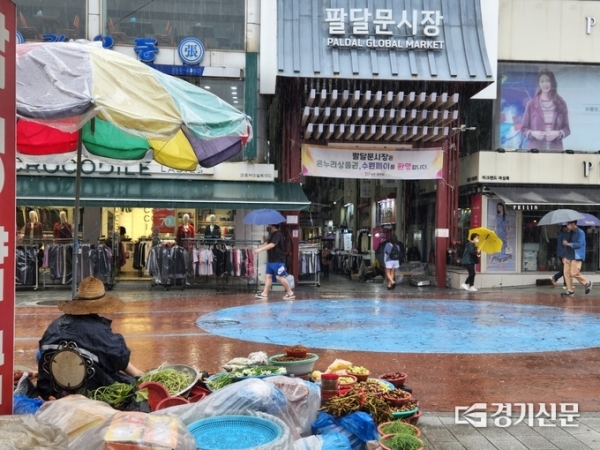 ▲ 태풍 '힌남노' 영향으로 5일 많은 비가 내린 가운데, 수원 팔달문 시장 상인들은 역대급 태풍 북상에 노심초사하고 있다. (사진=김세영 기자)