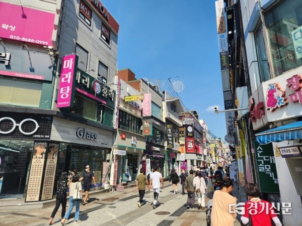 ▲ 추석 연휴를 이틀 앞둔 7일 오후 수원역 앞 로데오 거리 전경 (사진=김세영 기자)