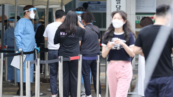 ▲ 추석 연휴를 마친 13일 오전 수원시 팔달구보건소에 마련된 코로나19 선별검사소에서 시민들이 검사를 받기 위해 의료진의 안내를 받고 있다. 방역 당국은 거리두기 없는 첫 번째 명절 연휴 여파로 신규 확진자가 다소 증가할 것으로 내다봤다. /김철빈 기자