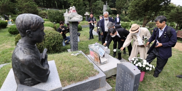▲ 세계민주주의의날 기념일인 15일 남양주 마석모란공원 민주열사 묘역에서 열린 민주화운동 희생자추모제와 민주주의비전 경기도선포식에 참석한 김동연(오른쪽 세 번째) 경기지사, 전태삼씨(오른쪽·전태일 열사 동생), 이해학(오른쪽 두 번째) 경기도민주화운동기념사업추진위원회 추진위원장 등이 전태일 열사 묘역을 찾아 헌화하고 있다. /김철빈 기자