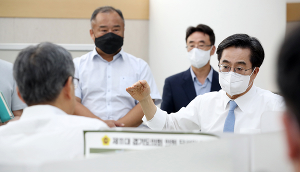 김동연 경기지사가 지난 8월 11일 경기도청 기자실을 방문해 출입기자들에게 국무회의 참석에 대한 의견과 레드팀 운영 방침에 대해 설명하고 있다. /경기도 제공